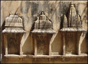 Small-temples-on-the-wall-of-Raniji-ki-Baori