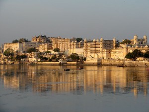 Udaipur City Palace shore 